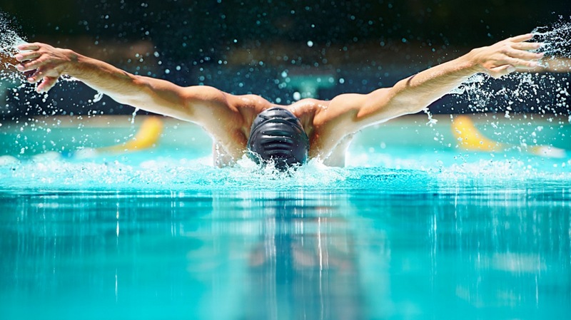 un athlète de haut niveau s'adonne à son entrainement de natation intensive
